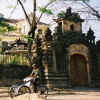 Cyclo Pousse devant une belle demeure coloniale (54132 octets)